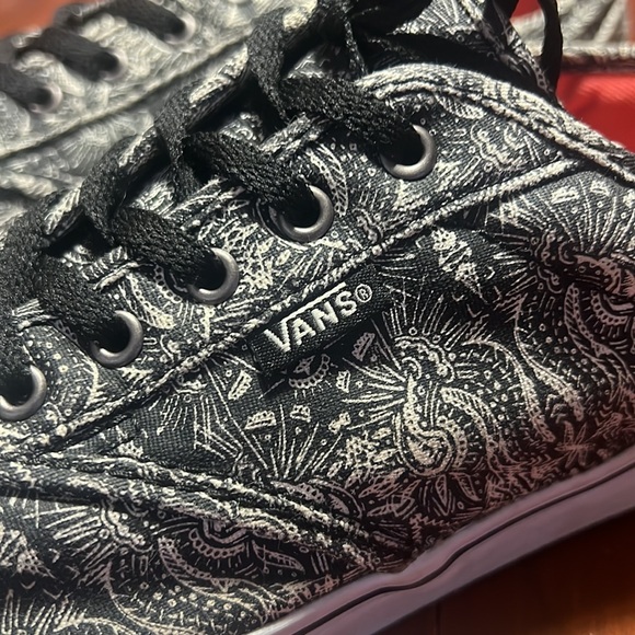 Vans Woman’s size 8.5 Black & White - Picture 5 of 9